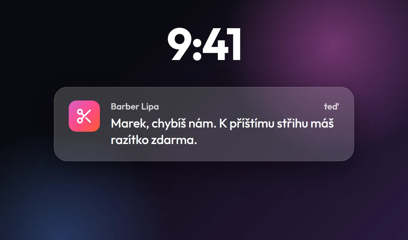 Zamčená obrazovka s push zprávou od Barber Lipa: Marek, chybíš nám. K příštímu střihu máš razítko zdarma.